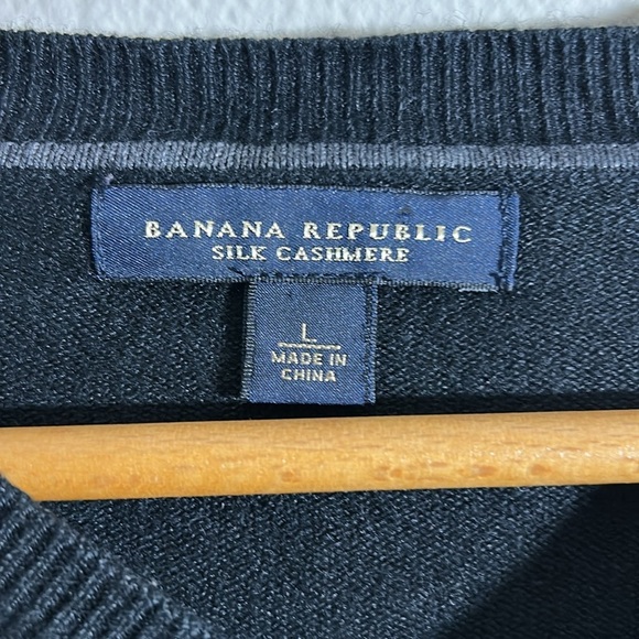 BR Silk Cashmere Men's Black V-Neck Sweater - Picture 2 of 4